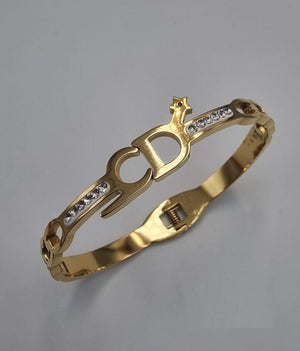 Crown Clasp Bracelet 30 Days Replacement Warranty